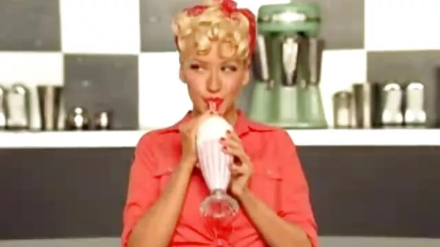 چکمه های MILF به فرد نیازمند فیلم سوپر سکسی حشری کمک می کند