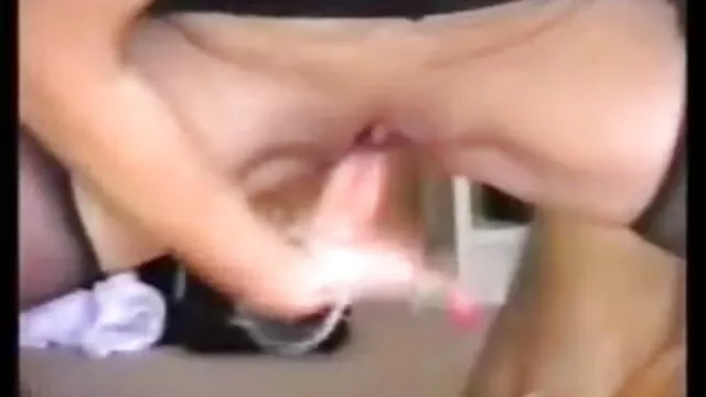 نوجوان بور و داغ 19 ساله روی کاناپه می نشیند فلیمسوپرایران