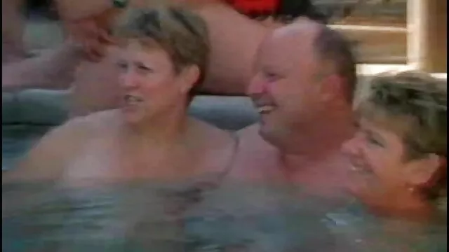 مامان در دانلود فیلم سوپر دوجنسه ها آشپزخانه خودارضایی می کند