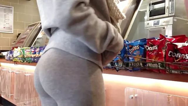 كاتيا روبينوويچ ، كودك پرستار دوربین مخفی سوپرایرانی روسيه ، روي کاناپه اين ويدئو تحريف مي کند